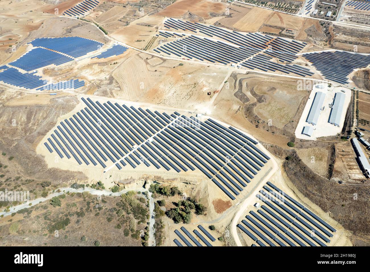 Vue aérienne par drone de la ferme photovoltaïque à panneaux solaires.Énergies renouvelables alternatives du soleil Banque D'Images