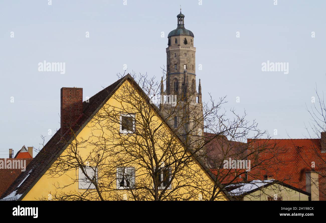 Église Saint-Georges avec le clocher appelé Daniel à Noerdlingen par une journée froide en janvier Banque D'Images