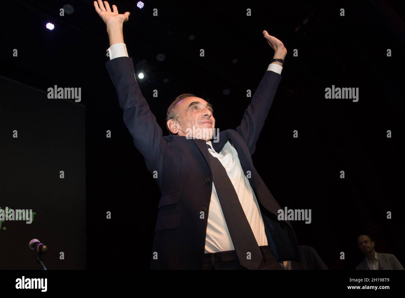 Eric Zemmour a vu saluer le public sur scène lors d'une réunion à Béziers.Eric Zemmour a tenu une réunion à Béziers à l'invitation de son maire Robert Menard, réputé près du rassemblement National de Marine le Pen.Au cours de son discours, il a particulièrement insisté sur la dégradation du système scolaire et a critiqué les politiques menées depuis après la guerre.Il a violemment attaqué l'influence marxiste et progressiste en vigueur selon lui au sein du Ministère de l'Education nationale en France.(Photo de Laurent Coust/SOPA Images/Sipa USA) Banque D'Images