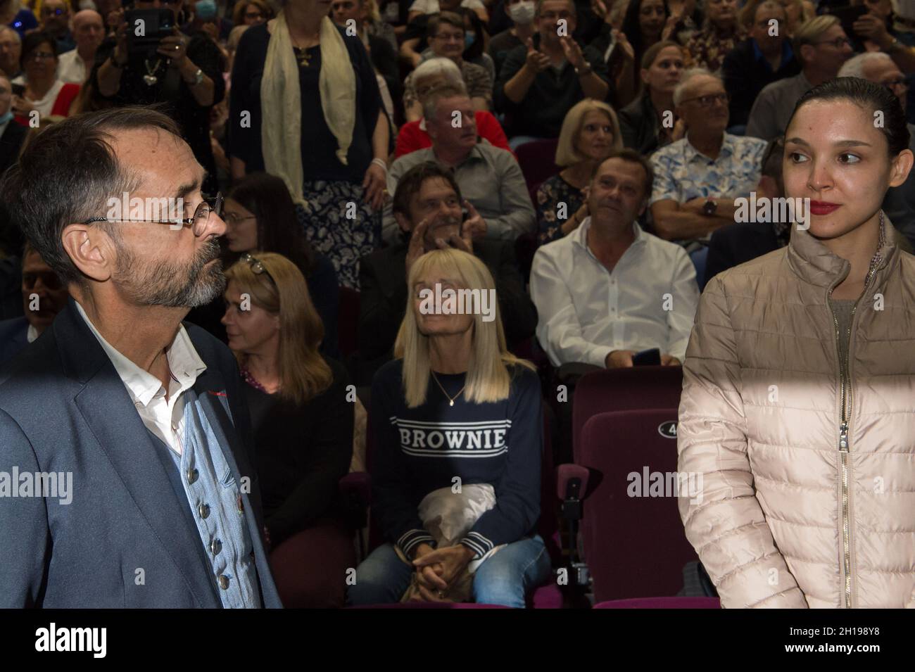 Béziers, France.16 octobre 2021.Robert Menard vu arriver à la salle de réunion. Robert Menard, près du rassemblement National de Marine le Pen, a invité Eric Zemmour à une réunion de dévouement le 16 octobre 2021.Il a insisté dans son discours sur une alliance nécessaire entre Marine le Pen et Eric Zemmour pour faire de la victoire le camp de la "droite nationale".Crédit : SOPA Images Limited/Alamy Live News Banque D'Images