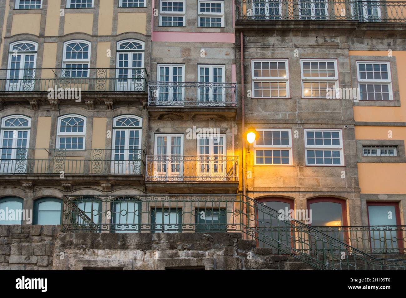 Porto Portugal, vieille ville historique, quartier de Ribeira le long de la rivière Douro dans le centre de Porto, Portugal. Banque D'Images