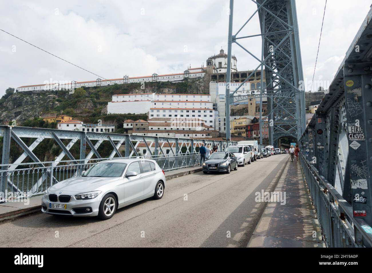 Voitures et piétons sur le pont Luís i de Porto à Vila Nova de Gaia, Douro on, Portugal. Banque D'Images