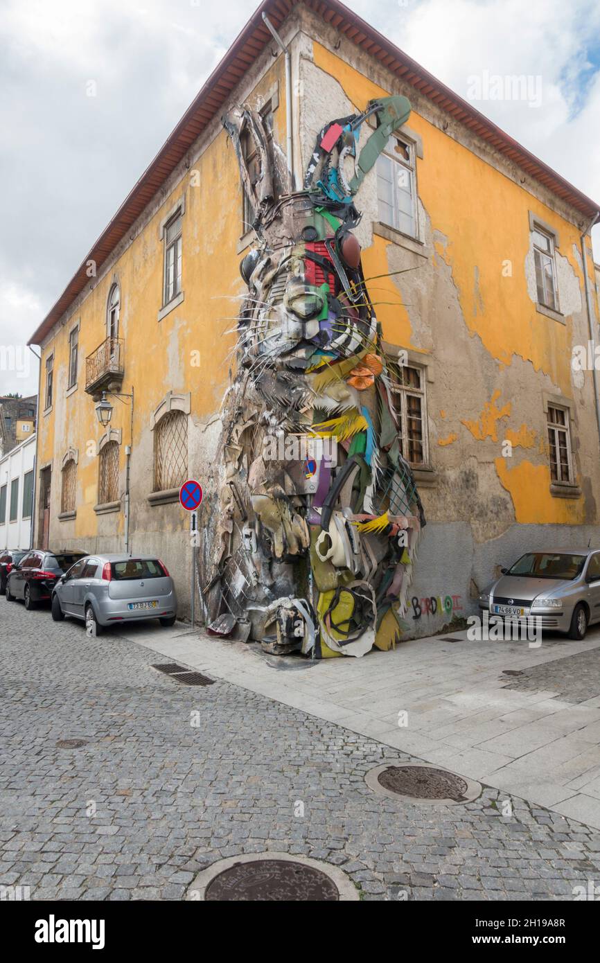 Street art fait de déchets et a trouvé des objets sur un coin à Vila Nova de Gaia, Porto, Portugal. Banque D'Images