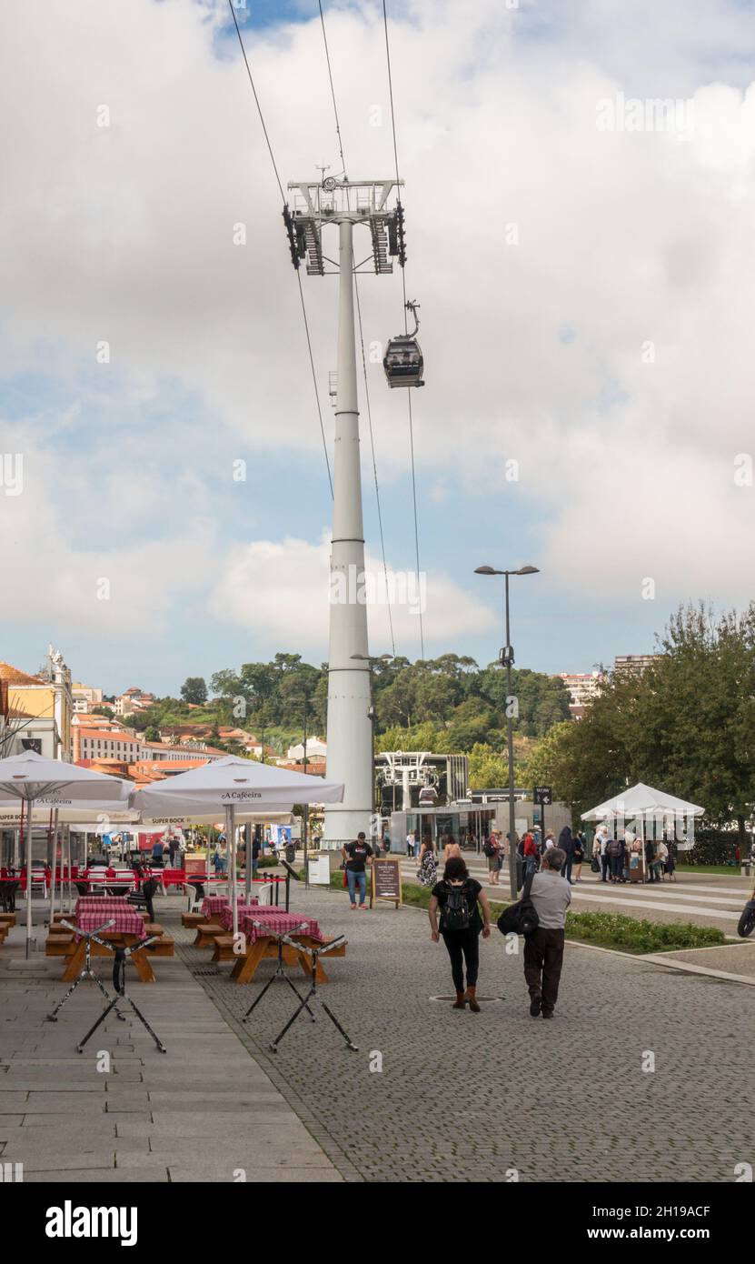 Téléphériques dans le quartier Vila Nova de Gaia de Porto.Portugal. Banque D'Images