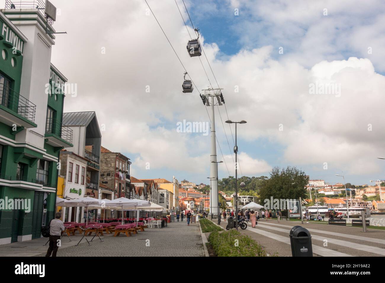 Téléphériques dans le quartier Vila Nova de Gaia de Porto.Portugal. Banque D'Images