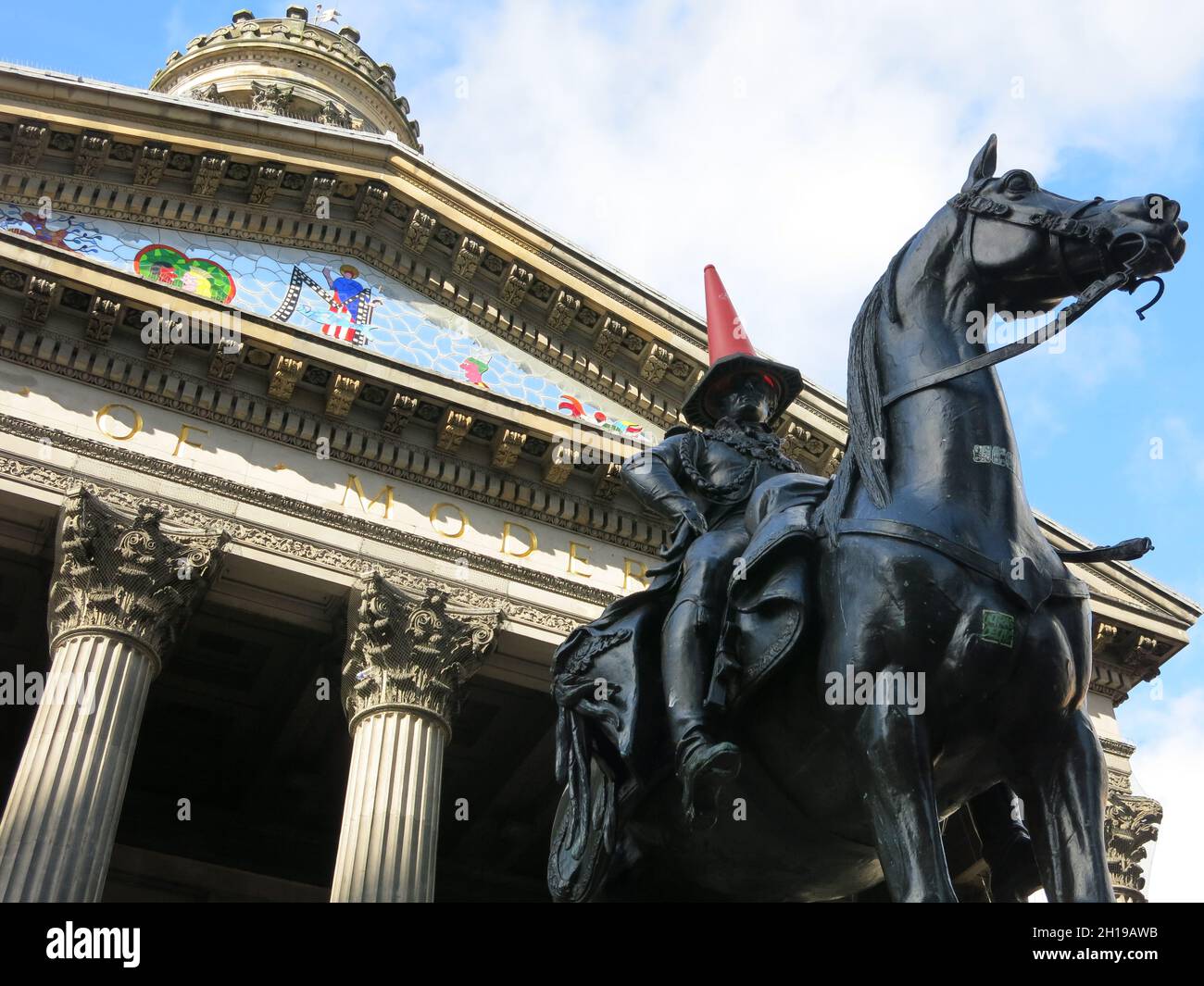 La statue équestre du duc de Wellington sur la place royale d'échange de Glasgow a maintenant un statut culte pour être ornée d'un cône de circulation sur sa tête. Banque D'Images