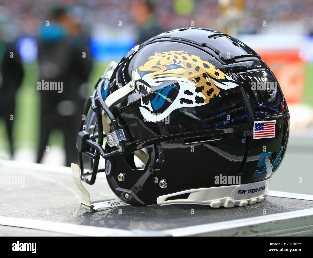 Un casque Jacksonville Jaguars sur la ligne de contact lors d'un match de la NFL International Series contre les Dolphins de Miami au Tottenham Hotspur Stadium, dimanche Banque D'Images