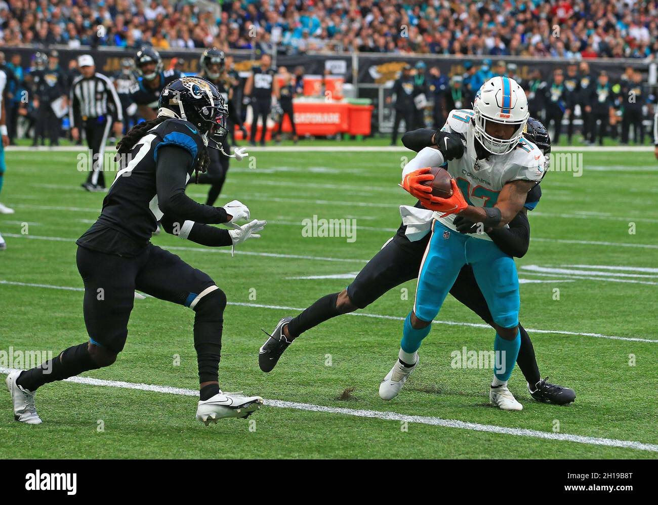 Jaylen, un grand récepteur des Dolphins de Miami (17), saisit un pass et se tourne pour faire le touchdown lors d'un match de la NFL International Series contre le Jac Banque D'Images