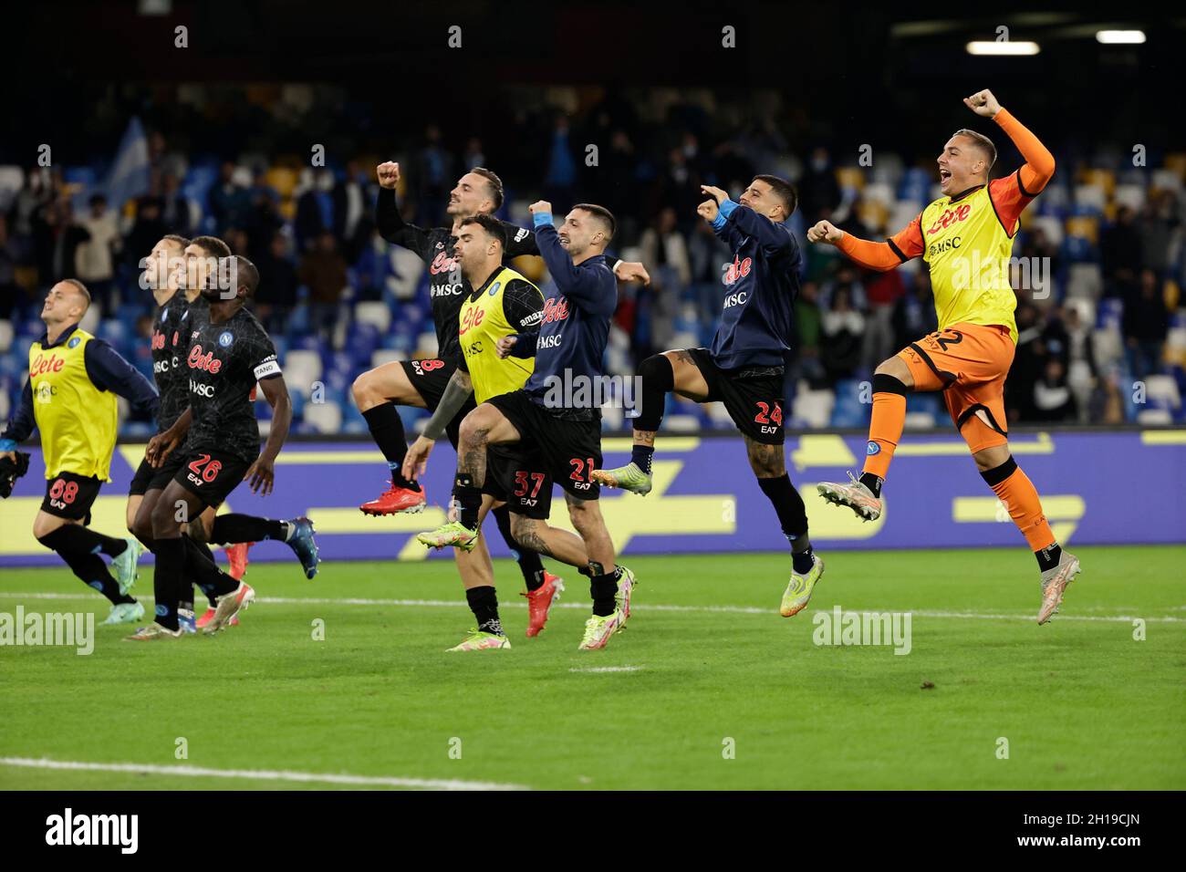 Naples, Italie.17 octobre 2021 ; Stade Diego Armando Maradona, Naples, Italie ; Serie A football, SSC Napoli versus Turin ; les joueurs de Naples célèbrent à la fin du match avec les fans Credit: Action plus Sports Images/Alay Live News Banque D'Images