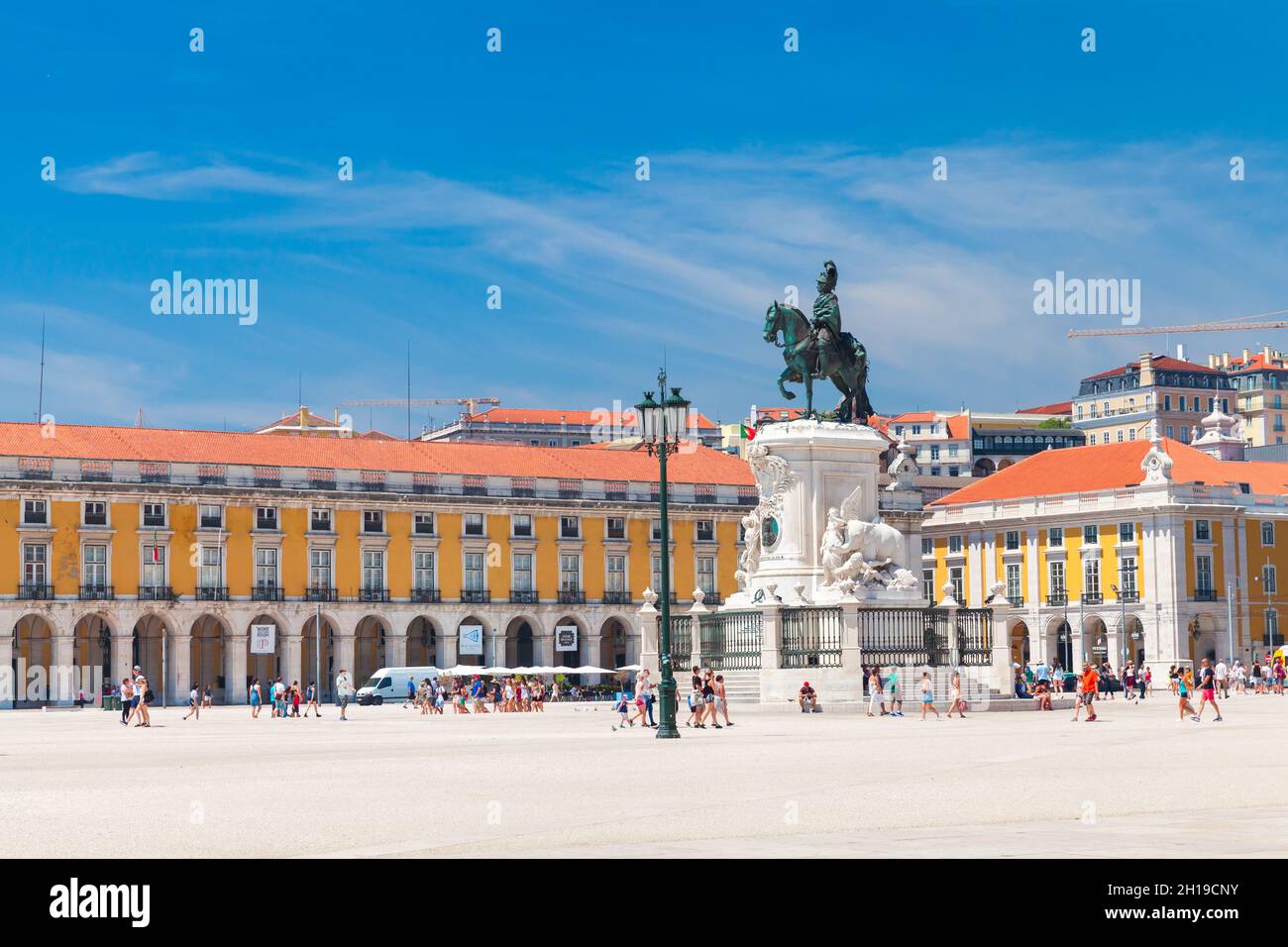 Lisbonne, Portugal - 12 août 2017 : vue sur la place du commerce par une journée ensoleillée avec les touristes à pied près de la statue du roi José I, par Machado de Castro construit Banque D'Images