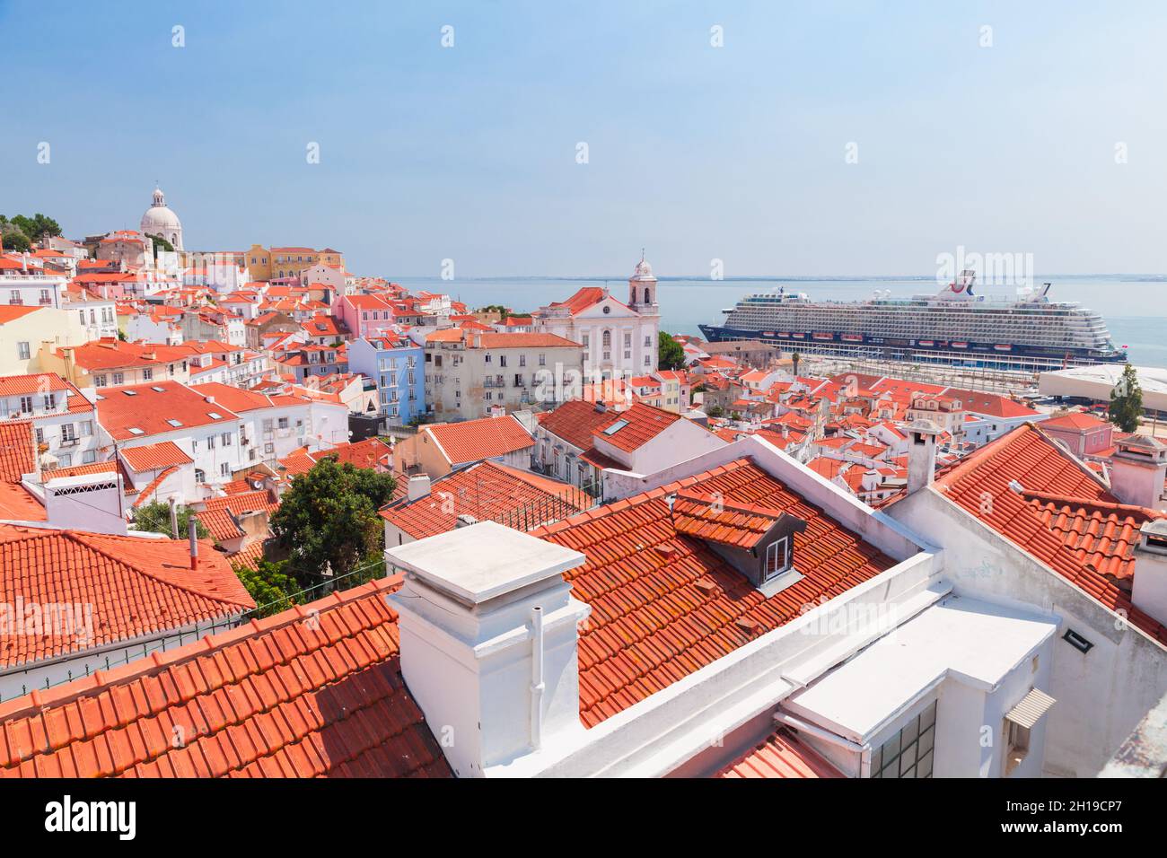 Lisbonne, Portugal - 13 août 2017 : vue aérienne du quartier d'Alfama à Lisbonne par une belle journée d'été.Mein Schiff 4 ou mon navire de croisière 4 appartenant à tu Banque D'Images