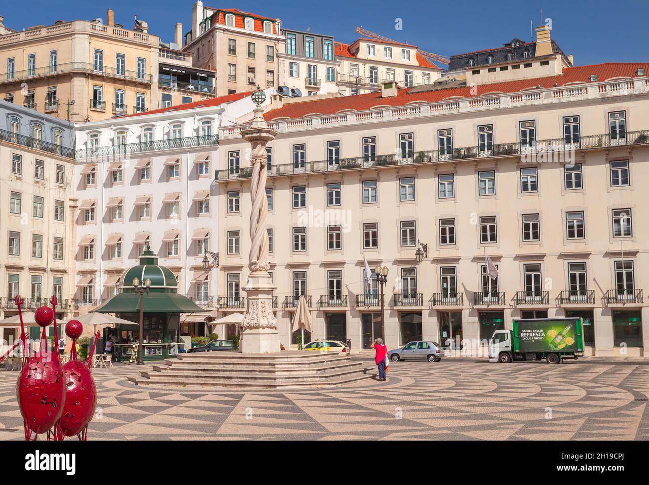 Lisbonne, Portugal - 15 août 2017 : vue sur la place municipale par un beau jour d'été, les gens ordinaires marchent dans la rue près de Pillory de Lisbonne Banque D'Images