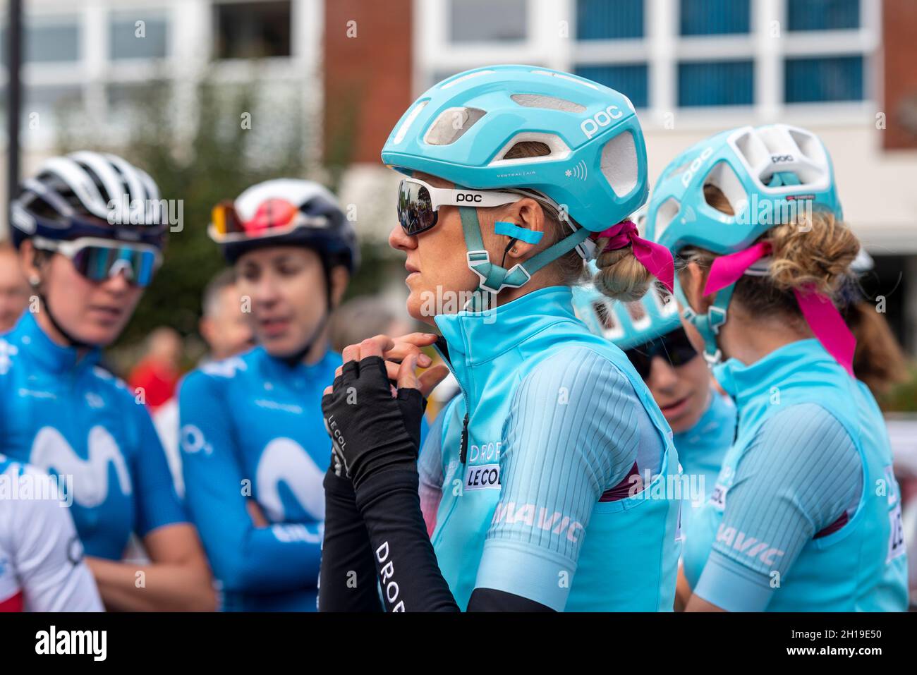 Les coureurs de l'équipe délatent le Col en train de se préparer à la course de course du cycle de la Women's Tour phase 4, à partir d'un Shoeburyness froid, Essex, Royaume-Uni.Joss Lowden Banque D'Images Les coureurs de l'équipe délatent le Col en train de se préparer à la course de course du cycle de la Women's Tour phase 4, à partir d'un Shoeburyness froid, Essex, Royaume-Uni.Joss Lowden Banque D'Images