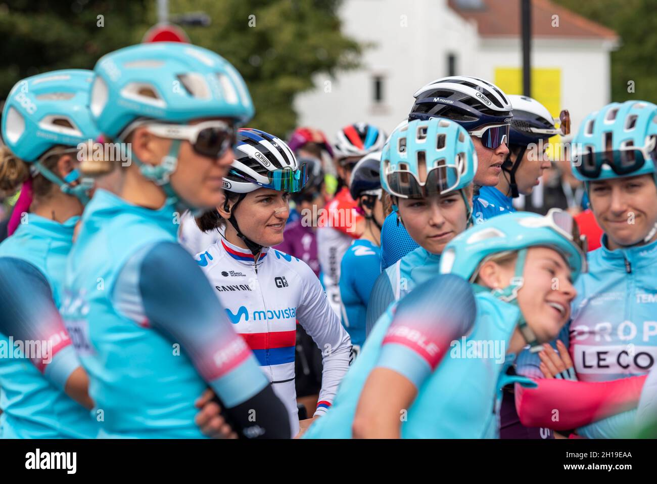 Jelena Eric (Movistar) et April Tacey avec des coureurs de Drops se préparant à la course de cycle AJ Bell pour les femmes Tour Stage 4, à partir de Shoeburyness Banque D'Images Jelena Eric (Movistar) et April Tacey avec des coureurs de Drops se préparant à la course de cycle AJ Bell pour les femmes Tour Stage 4, à partir de Shoeburyness Banque D'Images