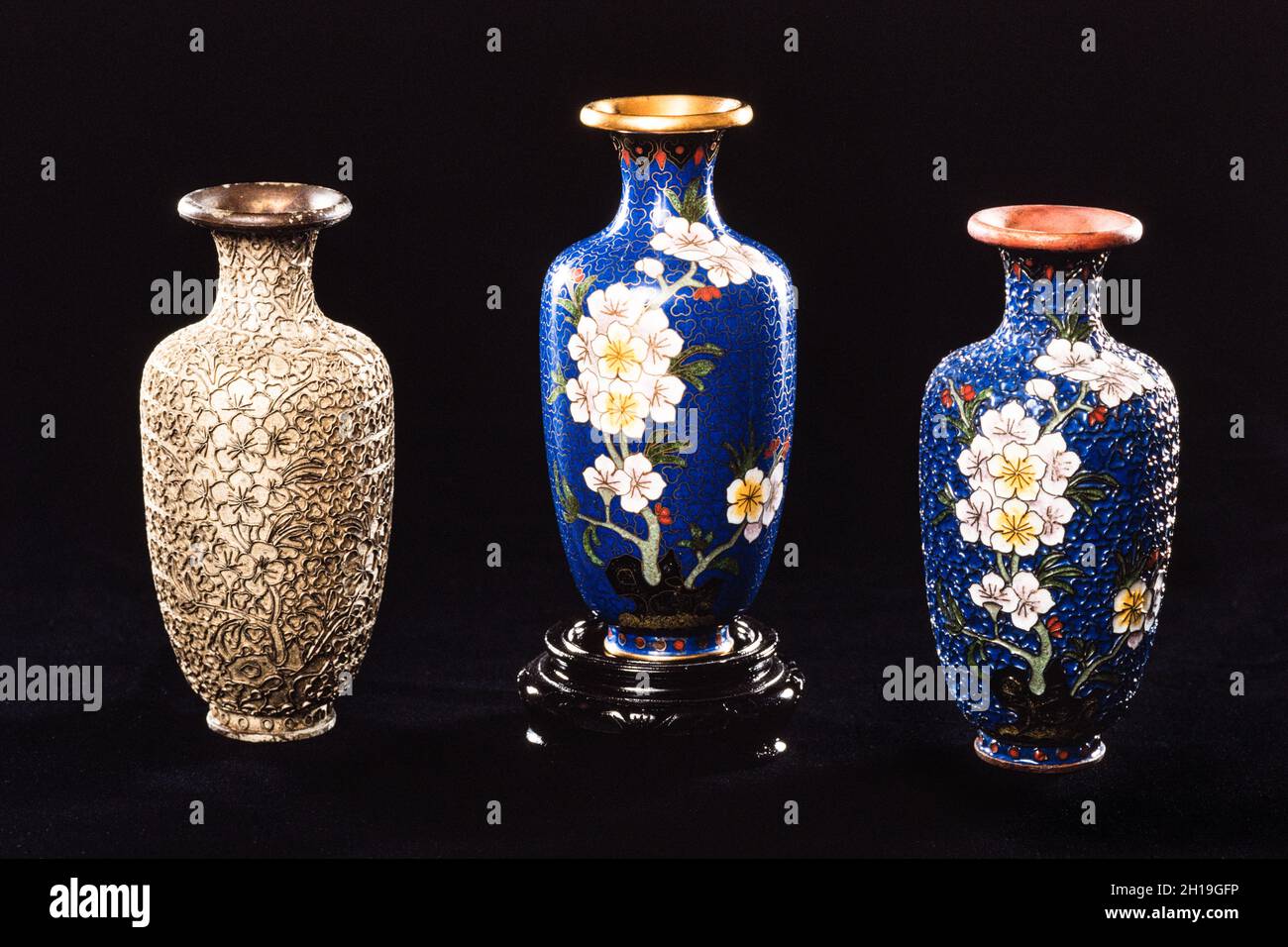 Étapes de la production d'un vase cloisonné dans un atelier à Beijing, en Chine.À gauche se trouve un vase en bronze avec les rubans de cloison frittés au vase. Banque D'Images