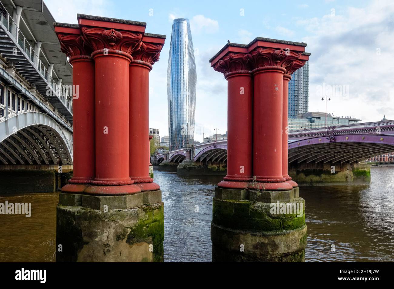 Vestiges de l'ancien pont ferroviaire de Blackfriars avec un gratte-ciel de Blackfriars en arrière-plan, Londres Angleterre Royaume-Uni Banque D'Images