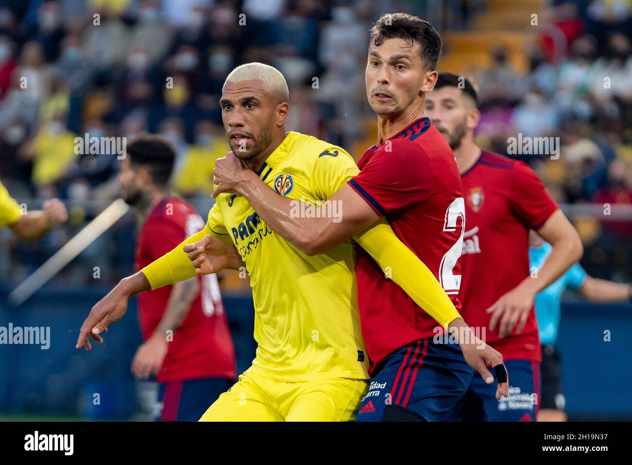 Villarreal, Espagne.17 octobre 2021.Etienne Capoue de Villarreal CF et Lucas Torro de CA Osasuna en action pendant le match de football espagnol LaLiga entre Villarreal CF et CA Osasuna à El Madrigal.final score; Villarreal CF 1:2 CA Osasuna.Crédit : SOPA Images Limited/Alamy Live News Banque D'Images