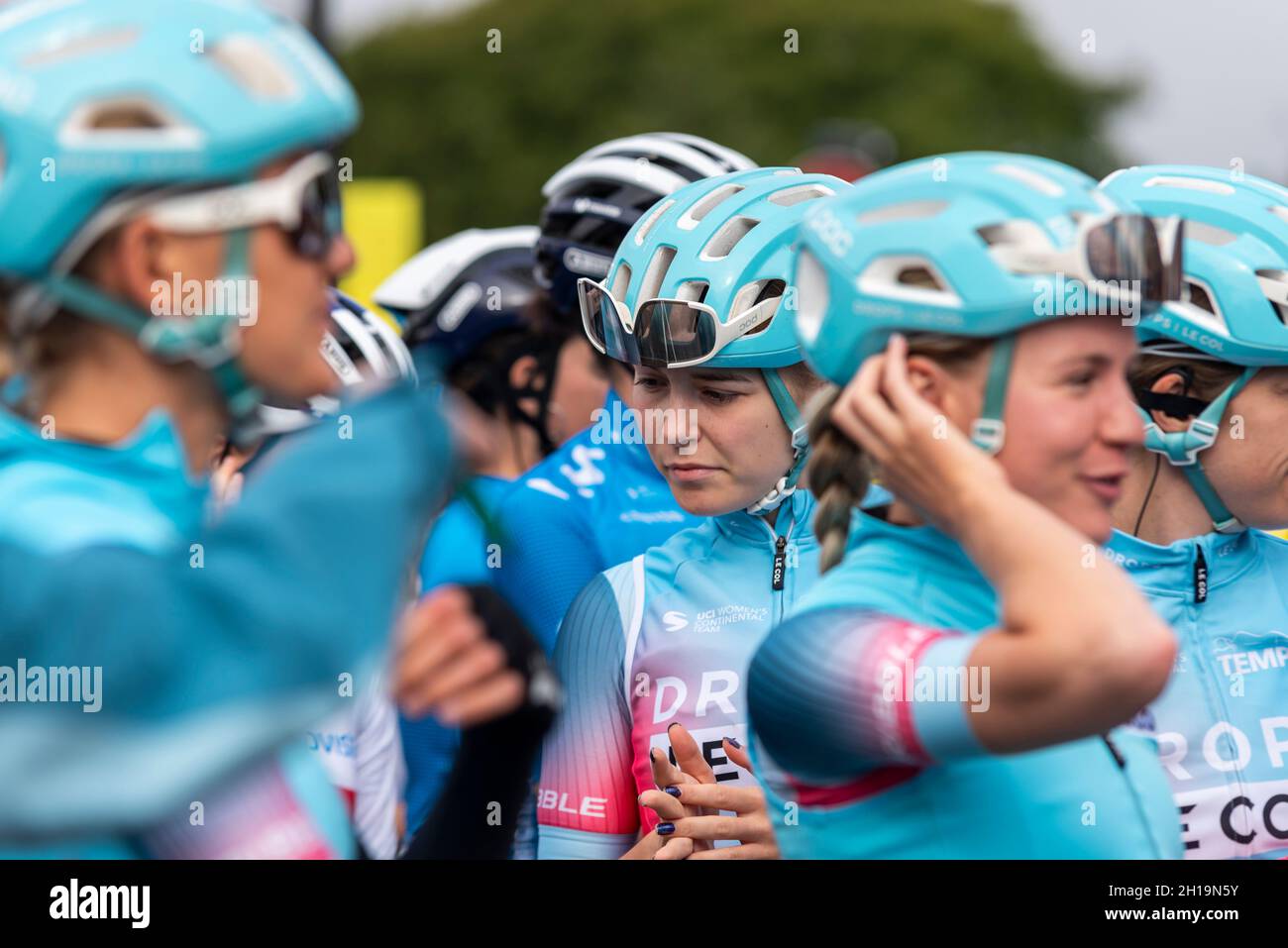 Avril Tacey parmi les cavaliers de Drops le Col se préparant à la course de cycle AJ Bell pour les femmes phase quatre, à partir de Shoeburyness, Essex, Royaume-Uni Banque D'Images Avril Tacey parmi les cavaliers de Drops le Col se préparant à la course de cycle AJ Bell pour les femmes phase quatre, à partir de Shoeburyness, Essex, Royaume-Uni Banque D'Images