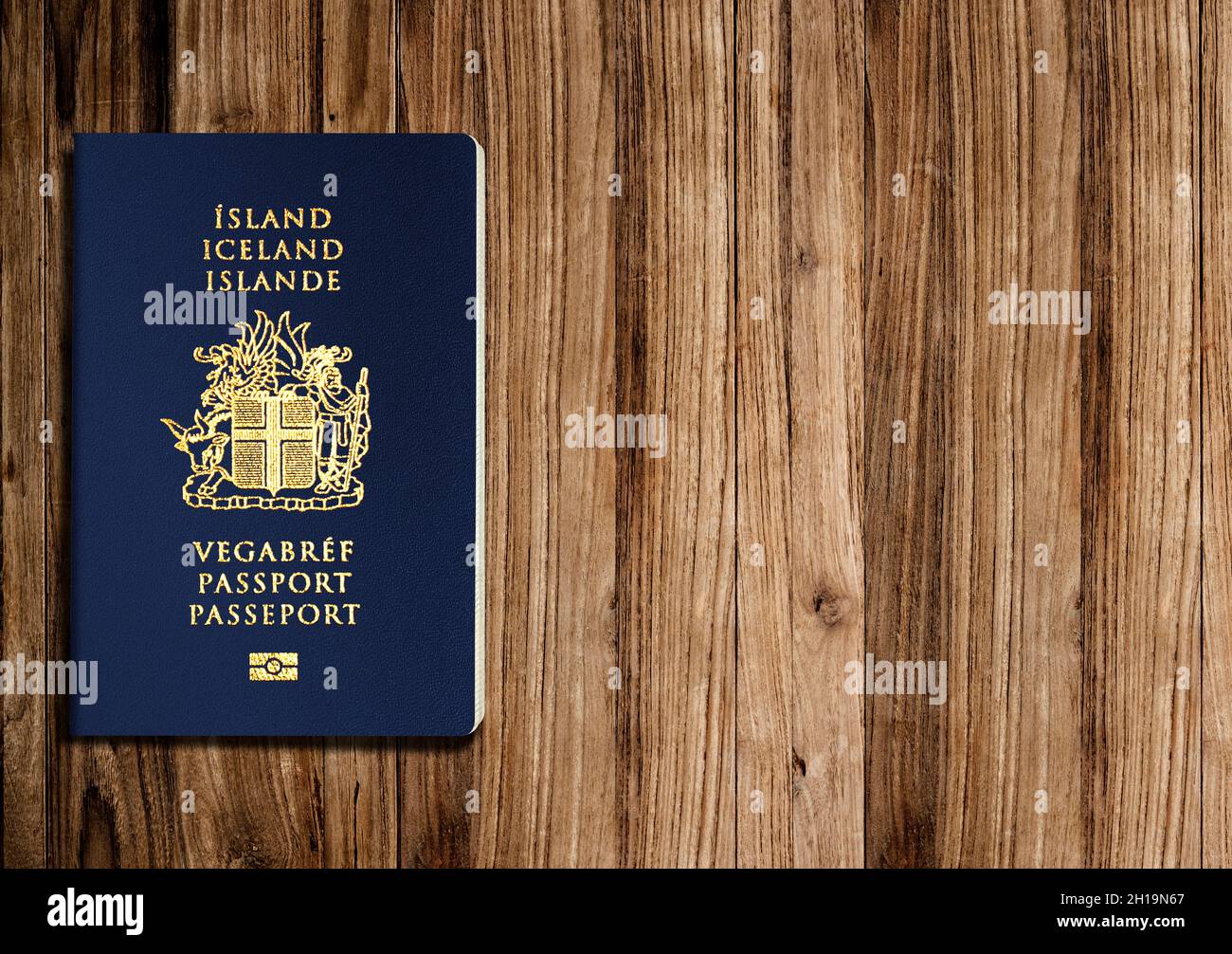 Passeport islandais sur la planche de bois de fond, citoyens de l'Islande Banque D'Images