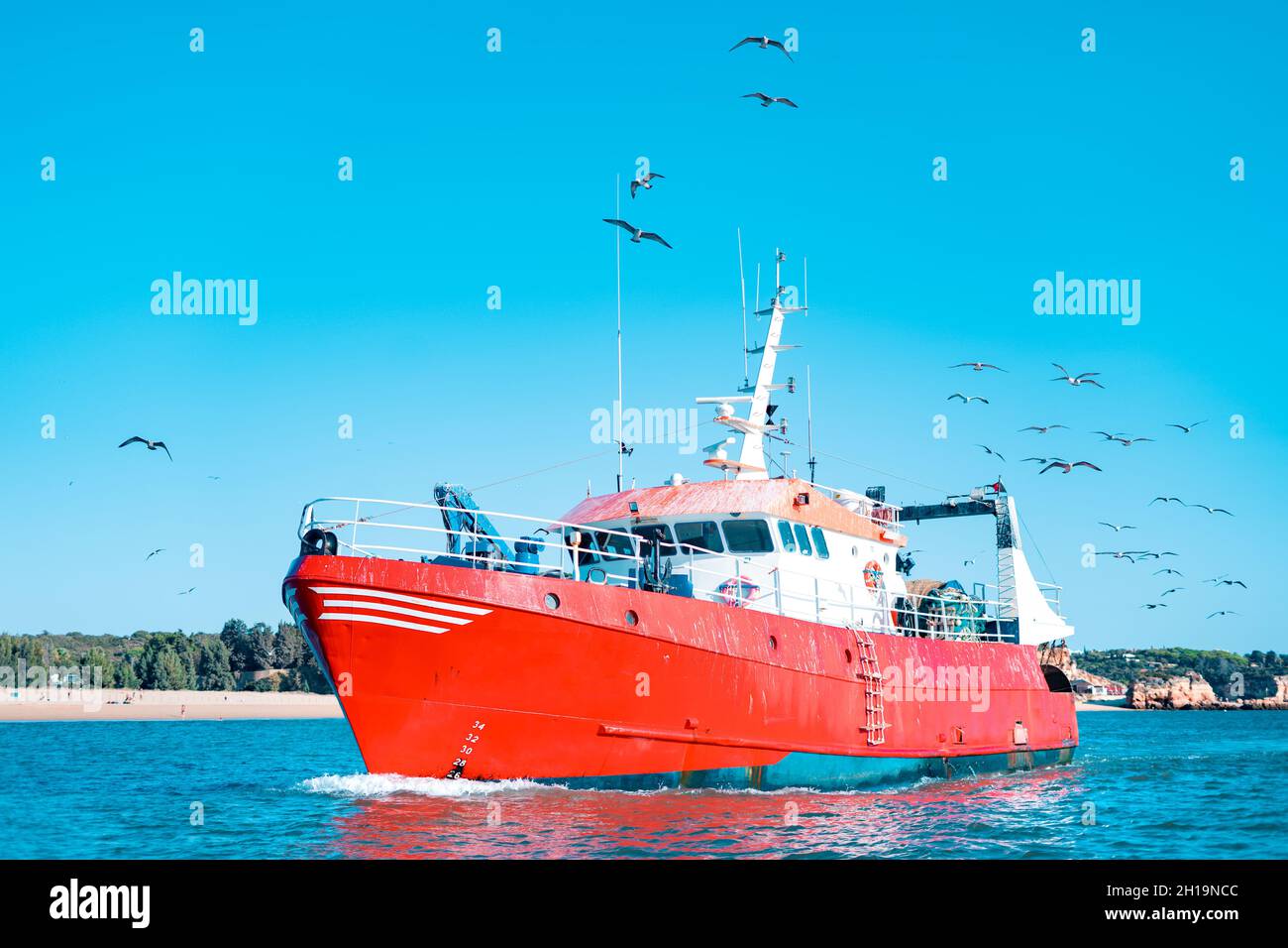 Gros plan sur un bateau de pêche ou un chalutier naviguant dans l'océan Atlantique Banque D'Images