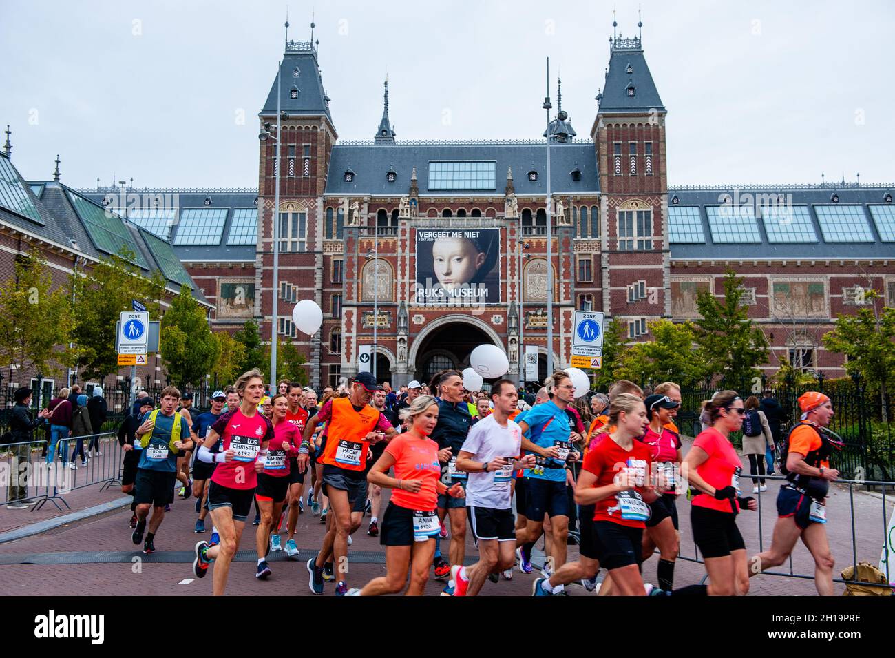 Vue sur les coureurs avec le Rijksmuseum en arrière-plan.L'année dernière, le marathon a été annulé en raison du coronavirus, mais avec 31,000 inscriptions pour l'édition 2021, l'événement s'avère avoir une grande résilience.Cette année, les heures de début de toutes les distances de course ont été avancées, afin d'essayer de répartir les coureurs autant que possible sur le parcours.Le TCS Amsterdam Marathon est connu comme l'un des marathons les plus grands et les plus rapides au monde.L'éthiopien Tamirat Tola, âgé de 30 ans, a gagné en 2 heures, 3 minutes et 39 secondes en battant le record du cours.Le recor du cours des femmes Banque D'Images