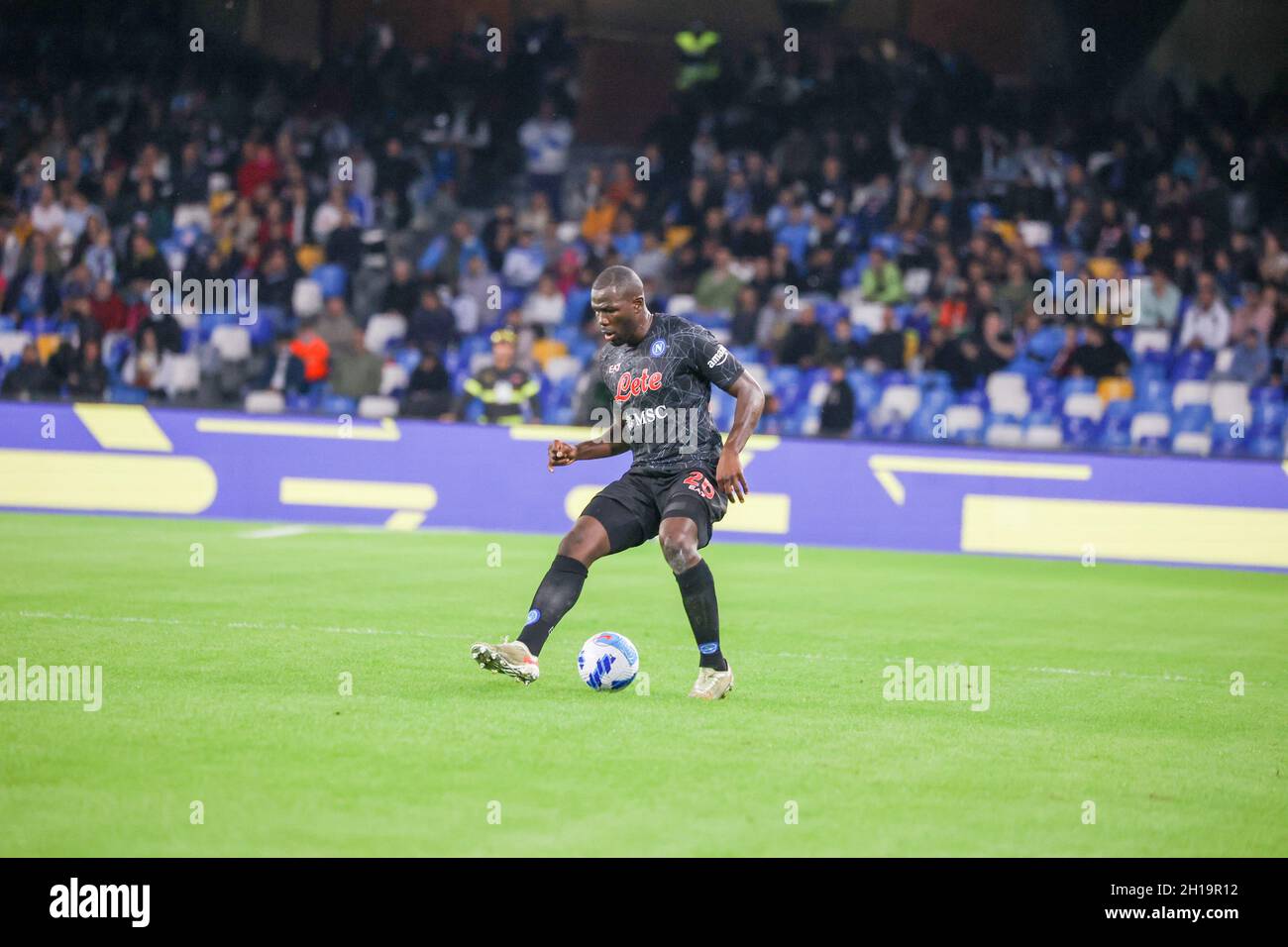 Naples, Campanie, Italie.17 octobre 2021.17/10/2021 Napoli, Stadio Diego Armando Maradona, incontro di calcio valevole per il Campionato di série A 2020/21 tra SSC Napoli vs FC Torino.in foto: Kolidou koulibaly (Credit image: © Fabio Sasso/ZUMA Press Wire) Banque D'Images