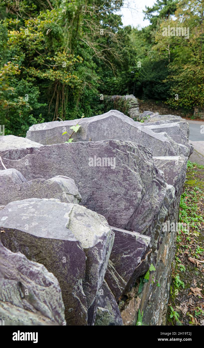 Ancien mur en pierre sur le pont au château de la porte du château de Penrhyn, Bangor Wales UK Banque D'Images