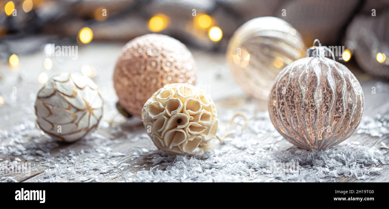 Fond festif avec boules de Noël et lumières de bokeh floues. Banque D'Images