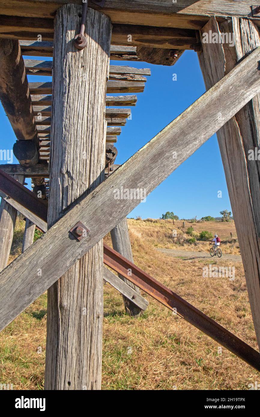 Passez un pont à pied sur le chemin de fer de Brisbane Valley Rail Trail Banque D'Images