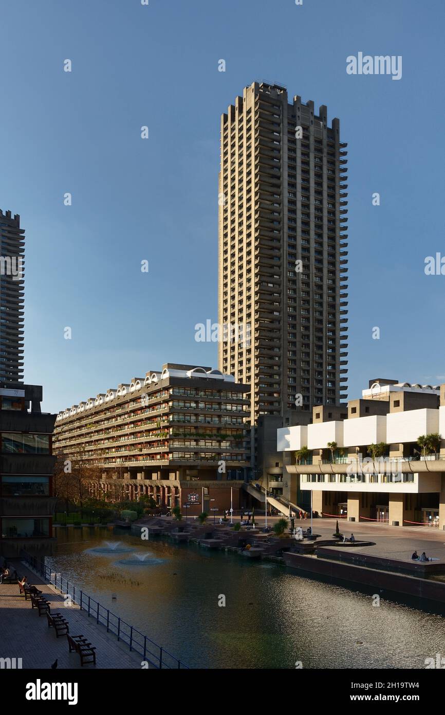 Le Barbican Centre, terrasse au bord du lac fontaines avec l'une des tours résidentielles de Barbican Estate en arrière-plan, ville de Londres, Royaume-Uni Banque D'Images