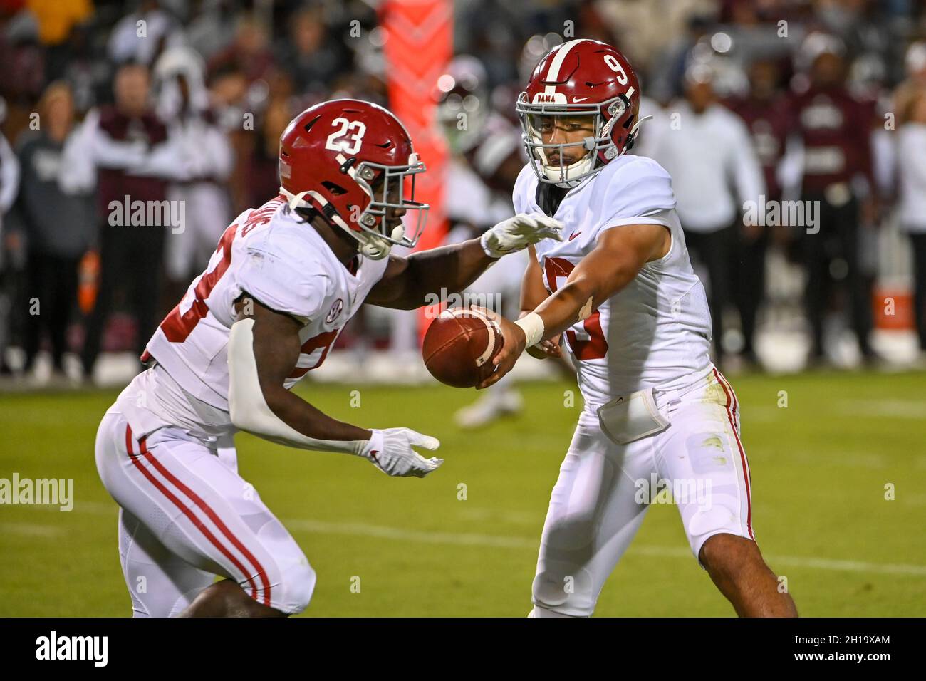 Starkville, MS, États-Unis.16 octobre 2021.Alabama Crimson Tide Quarterback Bryce Young (9) décale le ballon à Alabama Crimson Tide qui remonte Roydell Williams (23), pendant le match de football NCAA entre l'Alabama Crimson Tide et les Mississippi State Bullddogs au stade Davis Wade à Starkville, MS.(Photo : Kevin Langley/CSM).Crédit : csm/Alay Live News Banque D'Images