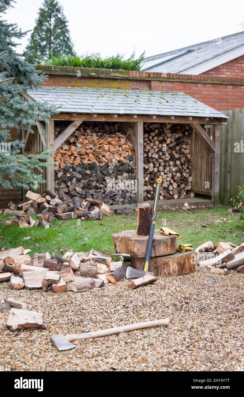 Pile de bois de chauffage haché à l'extérieur d'un magasin de bois dans un jardin du Royaume-Uni.Décrit le concept d'énergie renouvelable, de biomasse et de biocarburant Banque D'Images