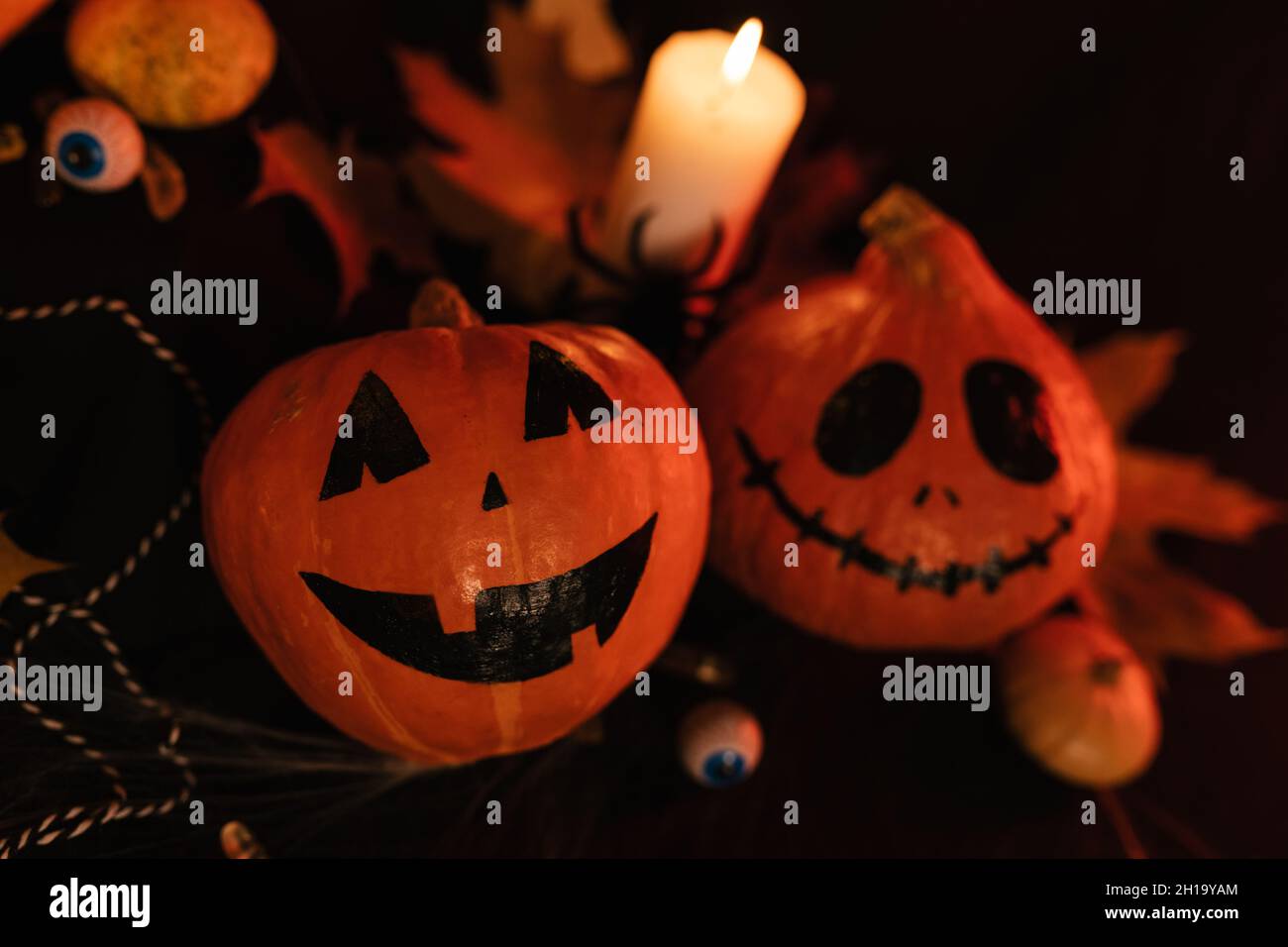 Petits citrouilles effrayantes Smiles.Mise en place des citrouilles d'Halloween.Décorations d'Halloween sur la table. Banque D'Images