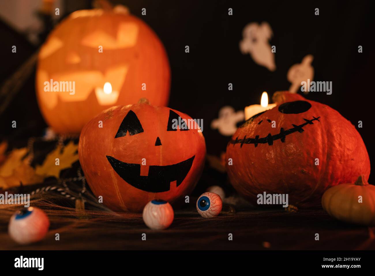 Petits citrouilles effrayantes Smiles.Mise en place des citrouilles d'Halloween.Décorations d'Halloween sur la table. Banque D'Images