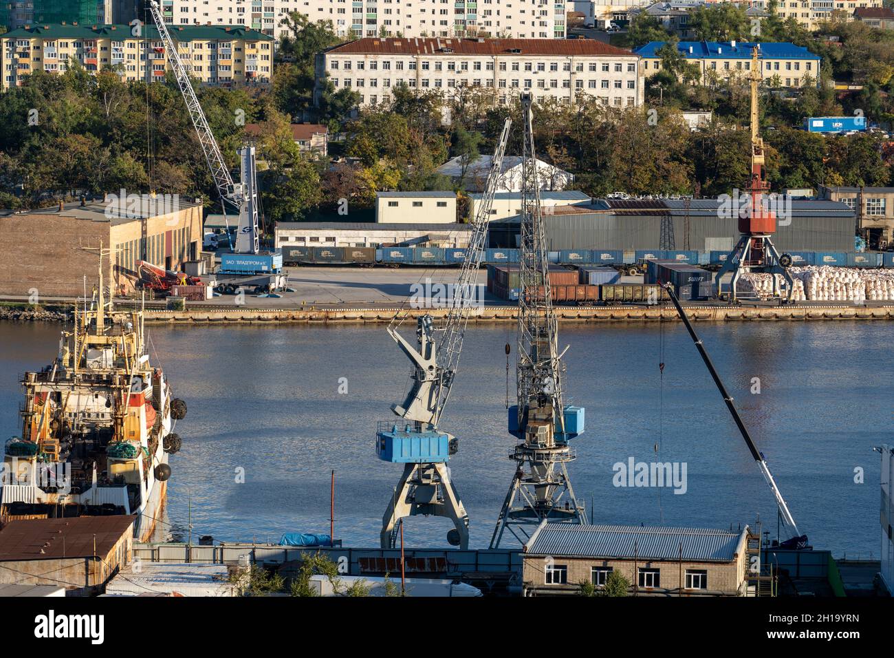 Vladivostok, Russie - 11 octobre 2021 : vue sur le port de pêche de Diomid Banque D'Images
