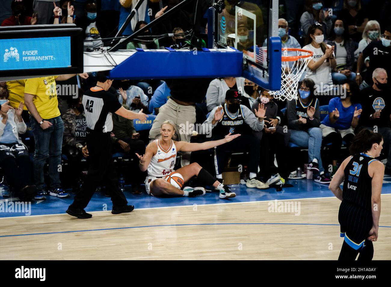 Chicago, États-Unis.17 octobre 2021.South Loop Sophie Cunningham #9 Phoenix Mercury confondu hors limites pendant le match du 17 octobre 2021 à Wintrust Arena Shaina Benhiyoun/SPP crédit: SPP Sport Press photo./Alamy Live News Banque D'Images