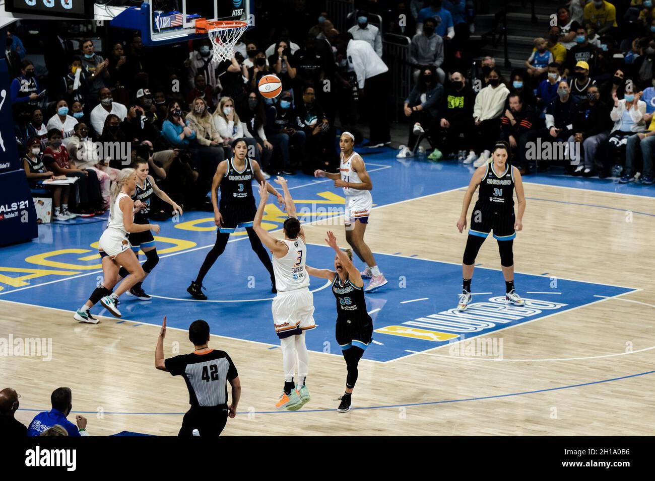 Chicago, États-Unis.17 octobre 2021.South Loop Diana Taurasi #3, Phoenix Mercury tire un pointeur 3 pendant le match le 17 octobre 2021 à Wintrust Arena Shaina Benhiyoun/SPP crédit: SPP Sport Press photo./Alamy Live News Banque D'Images