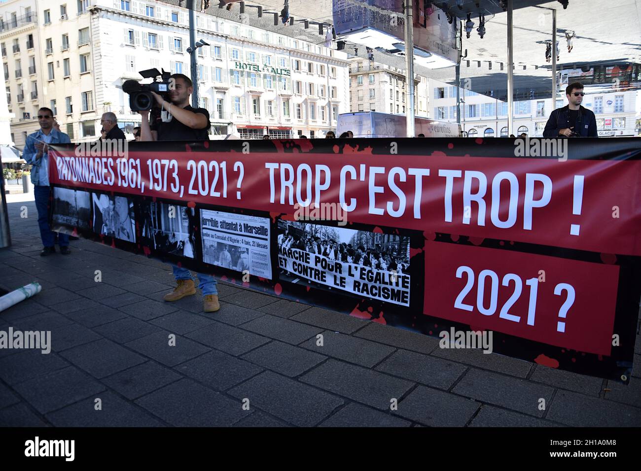 Marseille, France.17 octobre 2021.Une bannière vue pendant l'anniversaire.les gens se sont réunis pour le 60e anniversaire du 17 octobre 1961.Ce jour-là, des dizaines d'Algériens ont été tués lors d'une manifestation à Paris violemment réprimée par la police.Crédit : SOPA Images Limited/Alamy Live News Banque D'Images