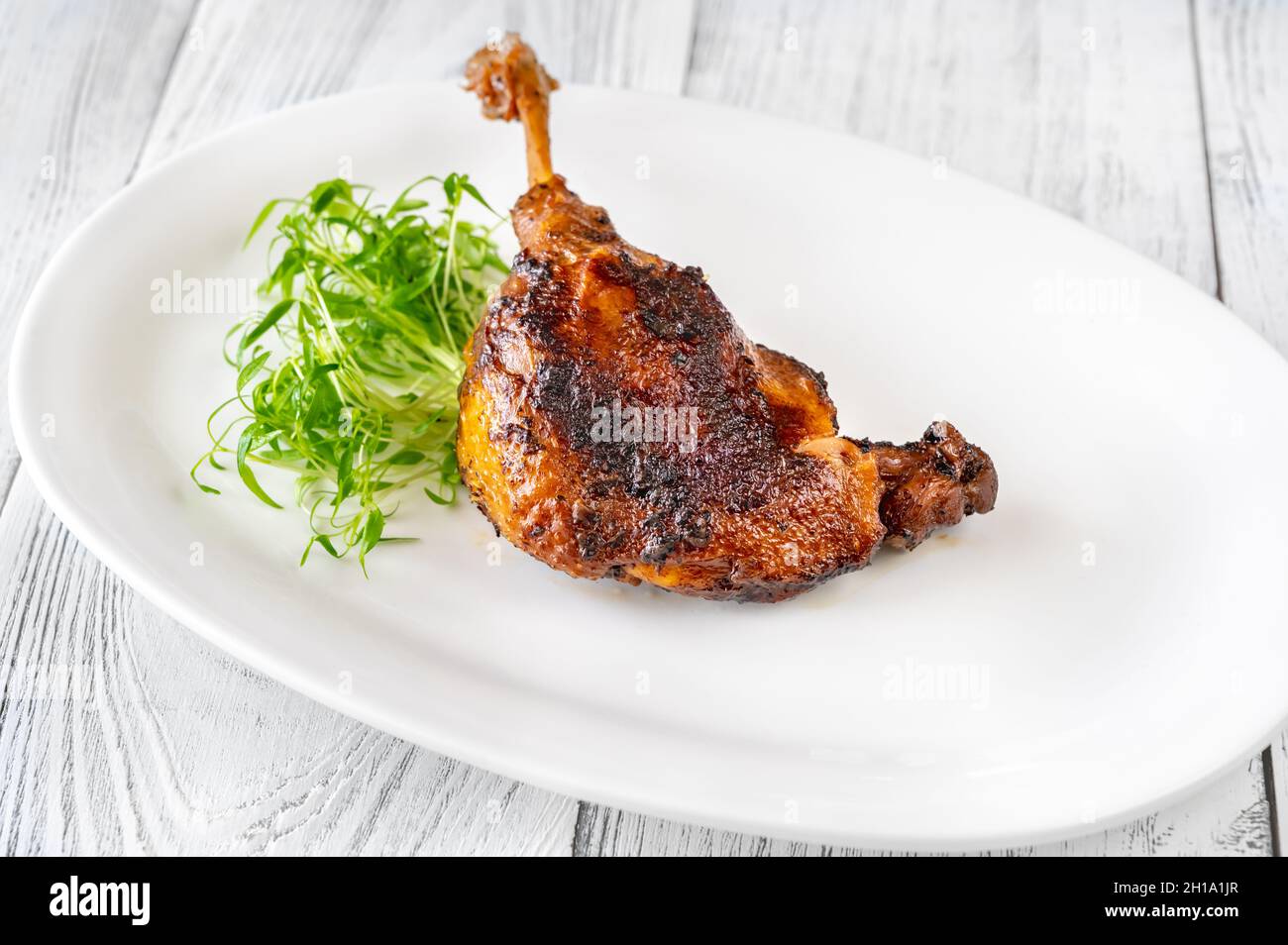 Confit de canard - un plat français fait avec les pattes de canard Banque D'Images