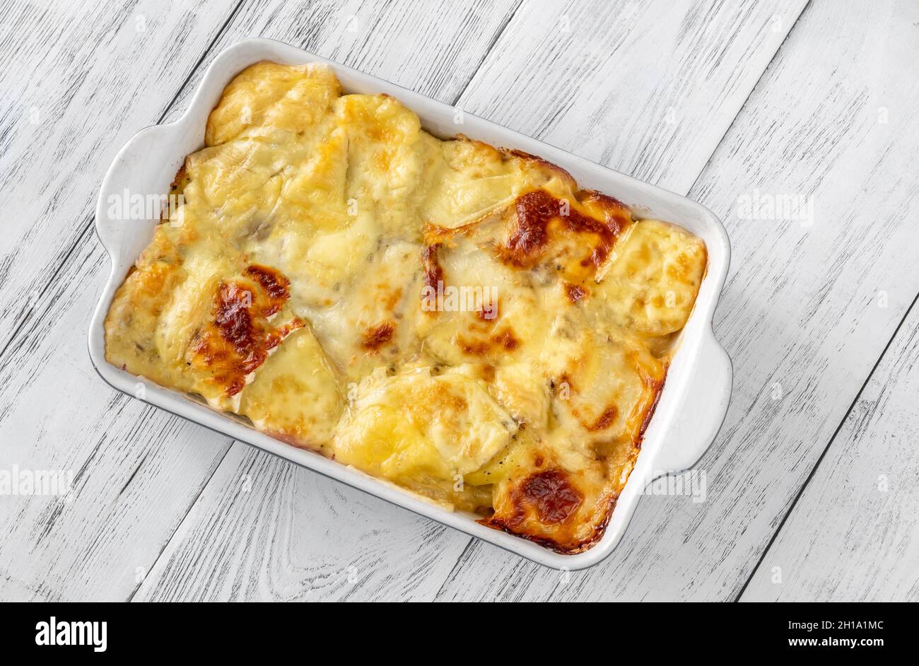 Tartiflette - un plat à la française à base de pommes de terre, de fromage reblochon, de lardons et d'oignons. Banque D'Images
