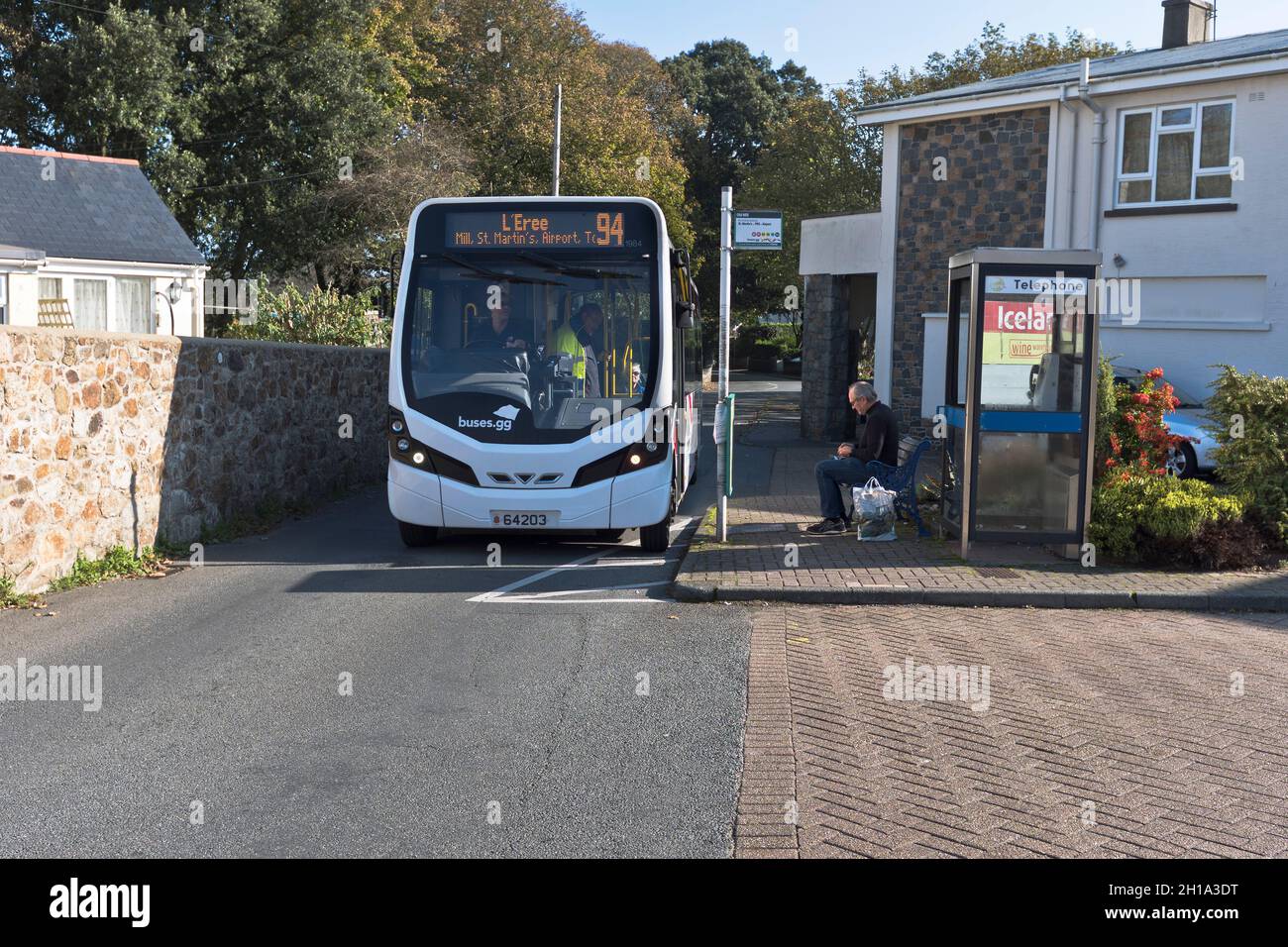dh Arrêt de bus TRANSPORT GUERNESEY CT plus les personnes de service de bus Banque D'Images