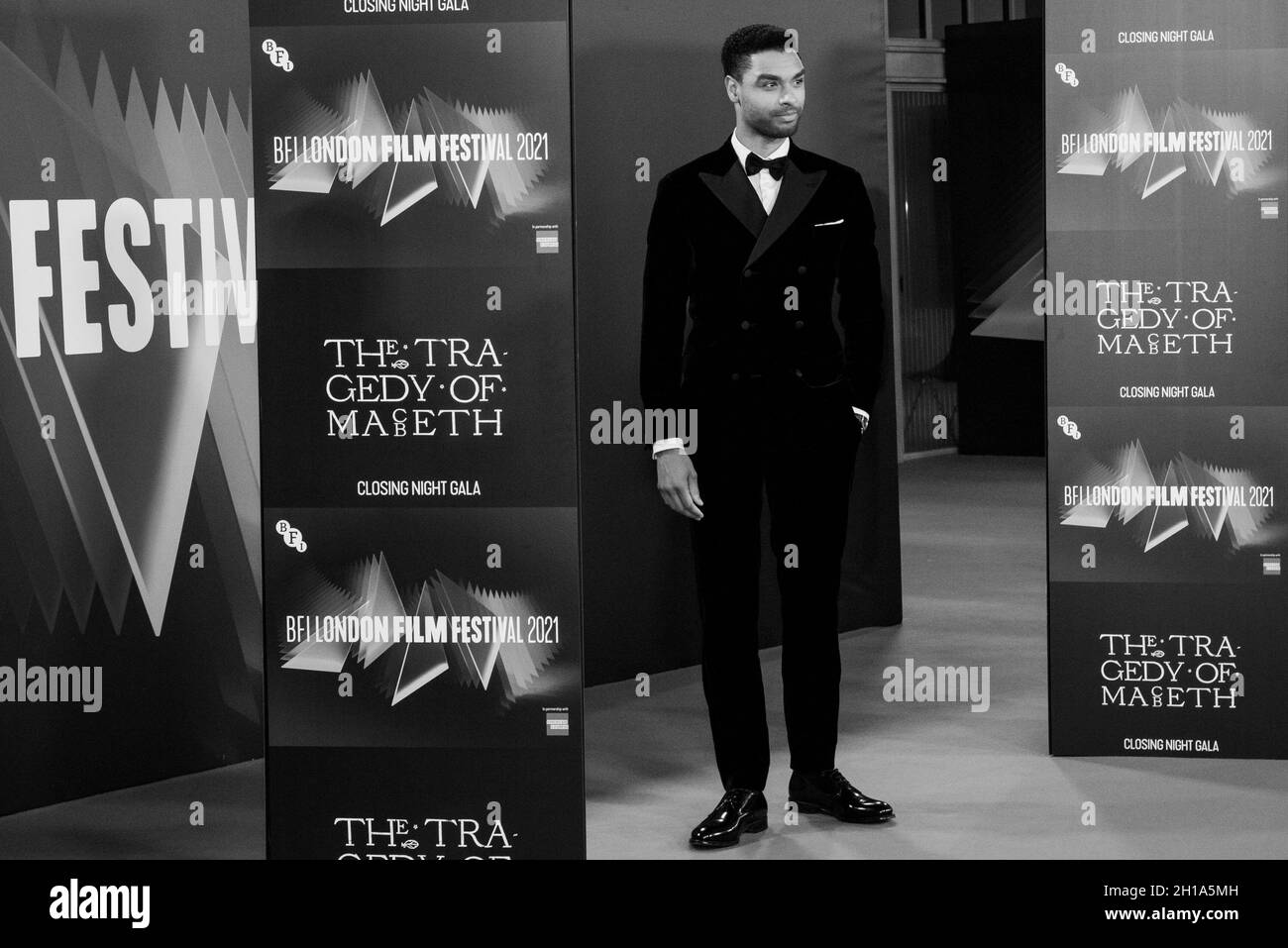Londres, Royaume-Uni.17 octobre 2021.Rege-Jean page assiste à la première européenne “The Tragedy of Macbeth” lors du 65e BFI (British film Institute) London film Festival au Royal Festival Hall.(Photo de Loredana Sangiuliano/SOPA Images/Sipa USA) crédit: SIPA USA/Alay Live News Banque D'Images