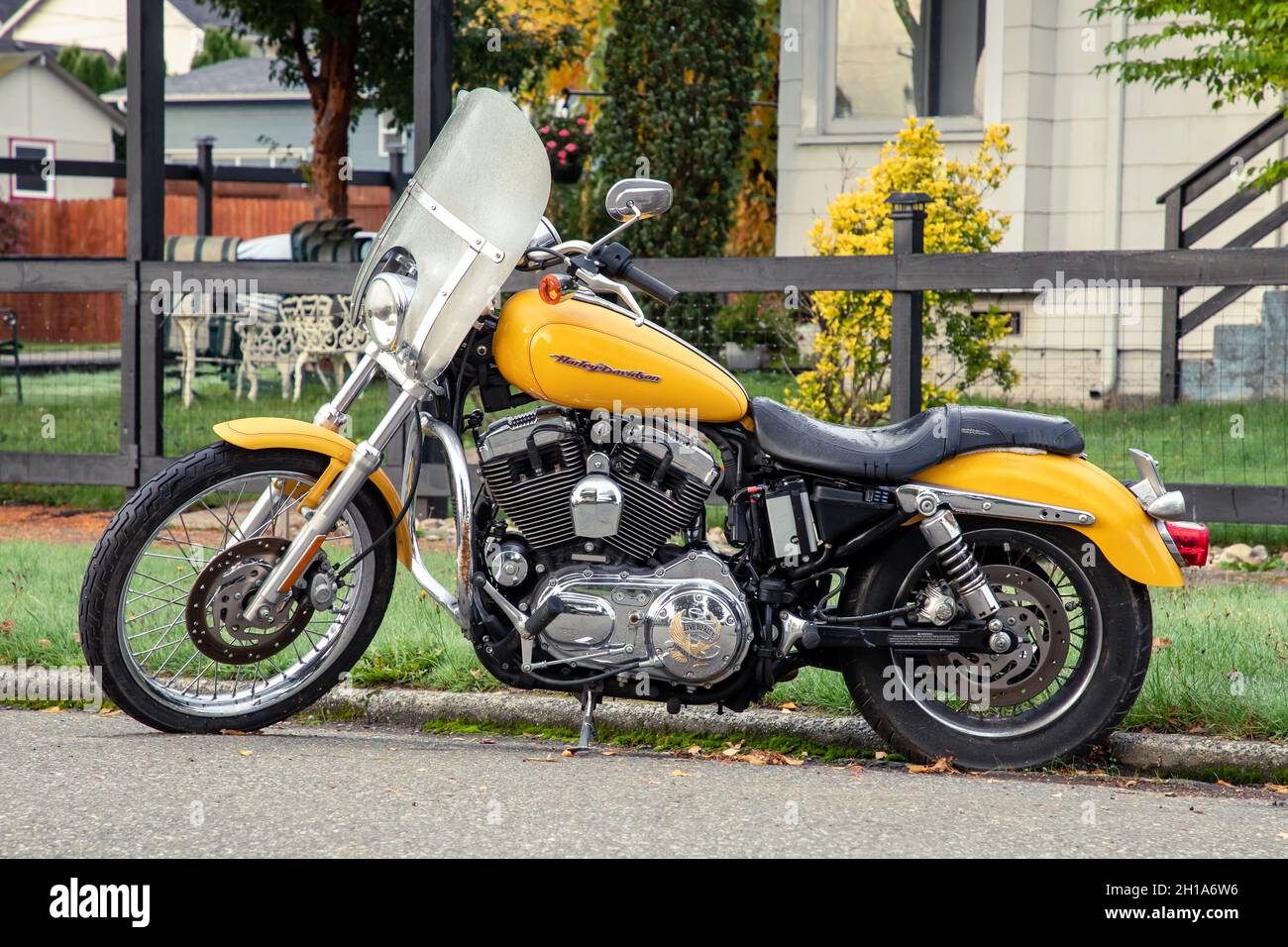 Everet WA.États-Unis - 10-12-2021: Voiture Harley-Davidson jaune garée sur la rue Banque D'Images