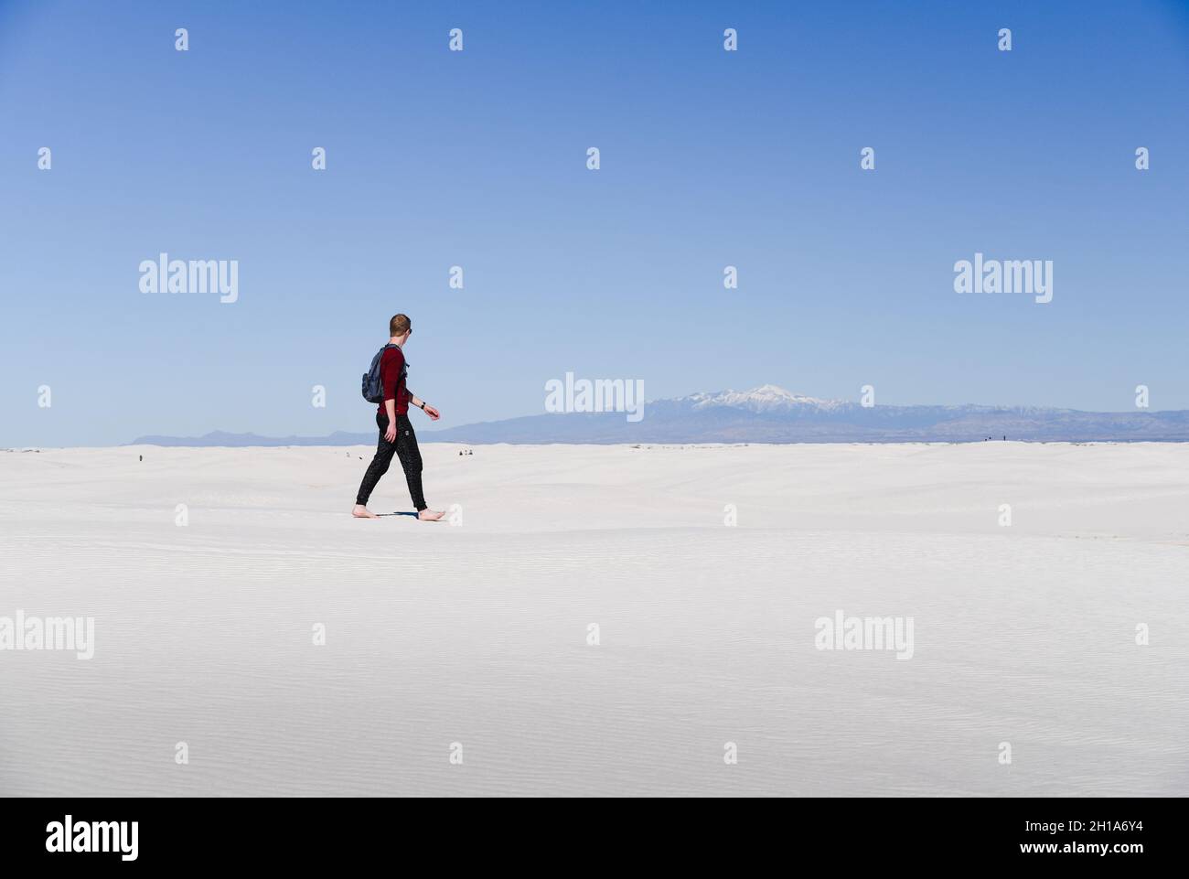 Un homme qui fait de la randonnée dans le parc national de White Sands à Alamogordo, au Nouveau-Mexique. Banque D'Images
