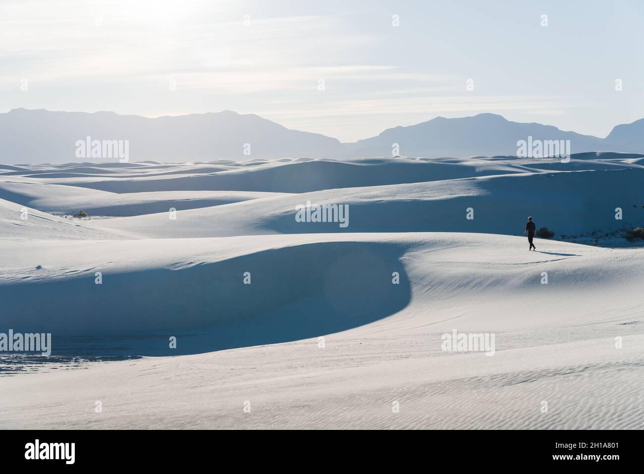 Un homme qui fait de la randonnée dans le parc national de White Sands à Alamogordo, au Nouveau-Mexique. Banque D'Images