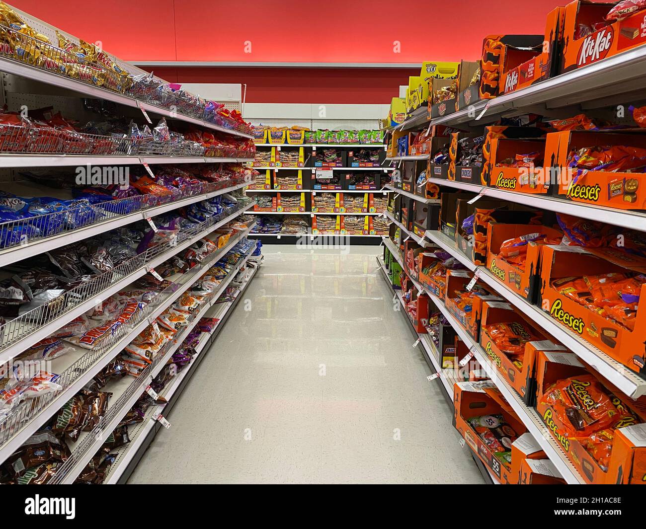 Allées de friandises d'Halloween dans le magasin Target en octobre Banque D'Images