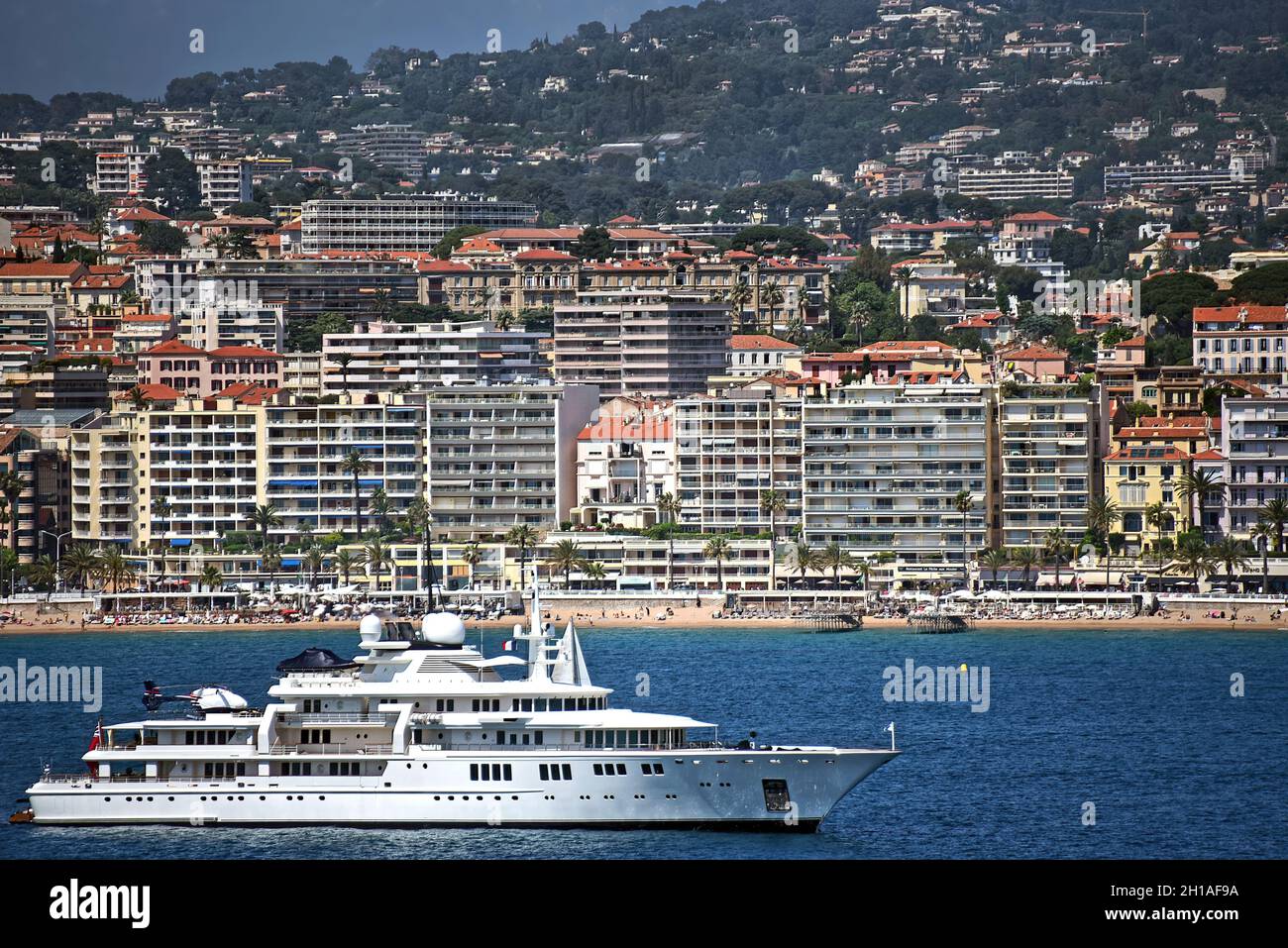 Yacht sort par Cannes, France, une aire de jeux pour les riches. Pendant le Festival du film 2017 a lieu Banque D'Images Yacht sort par Cannes, France, une aire de jeux pour les riches. Pendant le Festival du film 2017 a lieu Banque D'Images