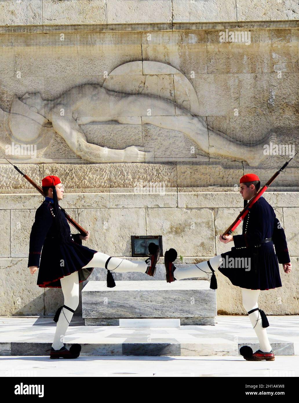 Changement de garde devant le tombeau du soldat inconnu, Parlement grec, Athènes. Banque D'Images