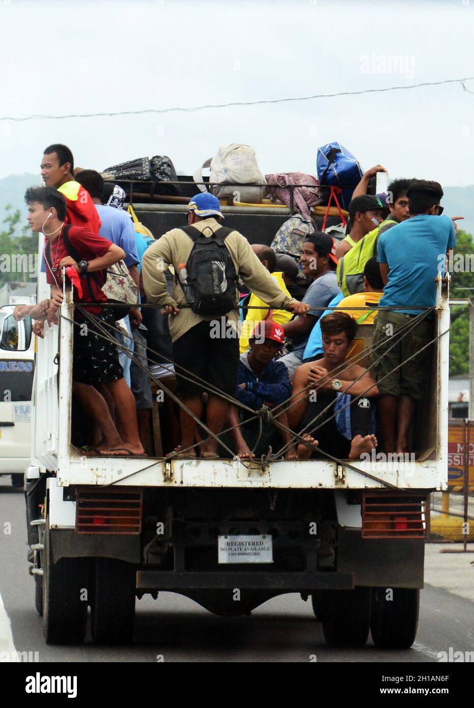 Des Philippins qui voyagent dans un camion dans la province de Sorsogon aux Philippines. Banque D'Images