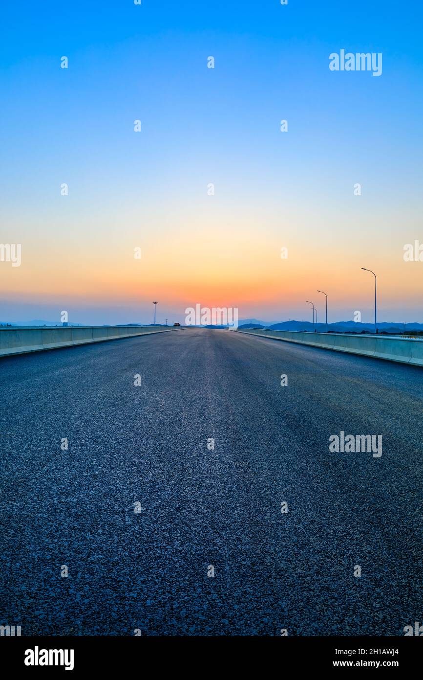 Route asphaltée et ciel au coucher du soleil.arrière-plan de la route. Banque D'Images